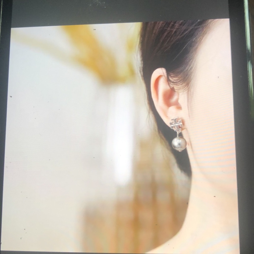 ❌SALE ❌NWT KIRA TORI BURCH PEARL DROP EARRINGS. - Picture 9 of 9